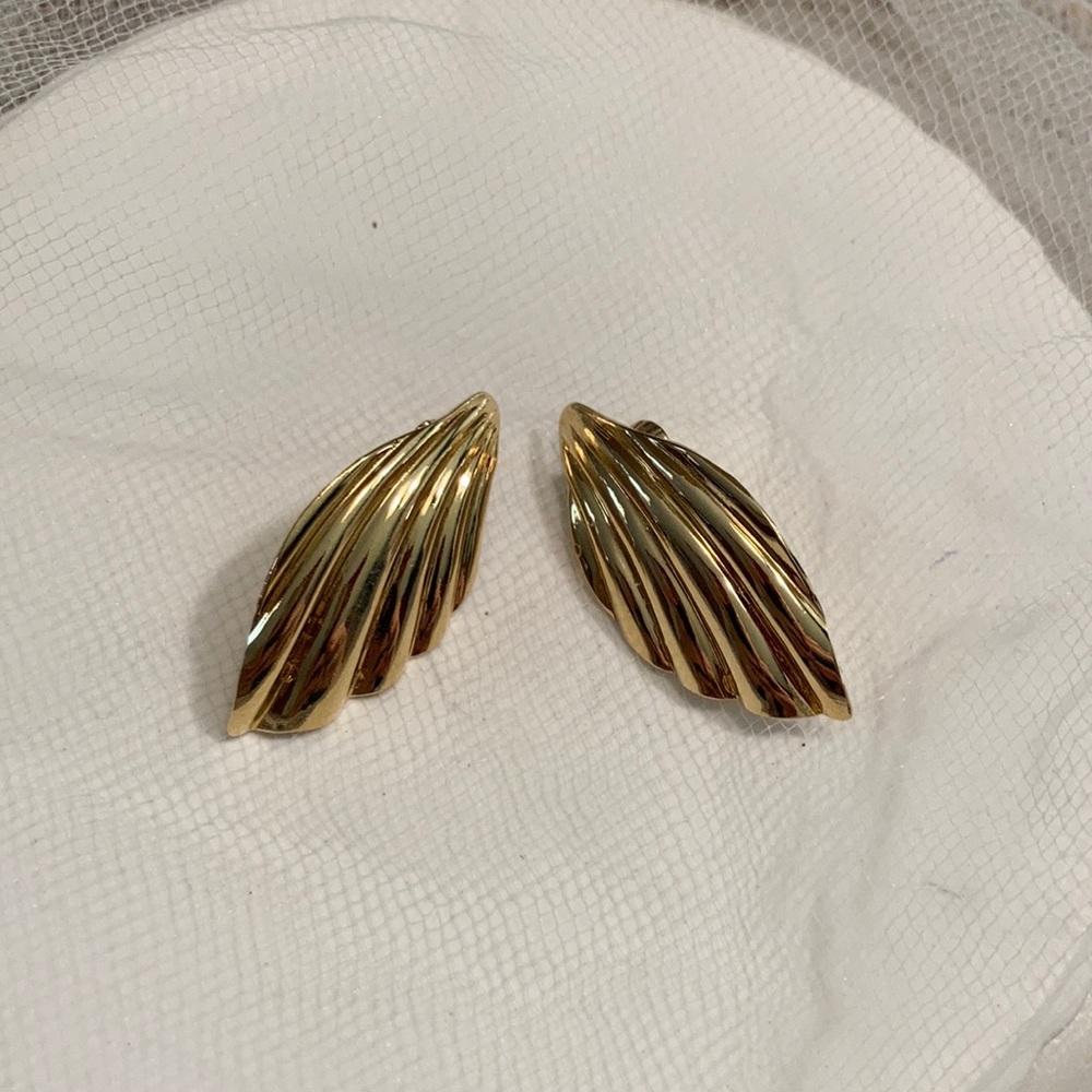 Vintage Sarah Coventry gold tone clip on earrings